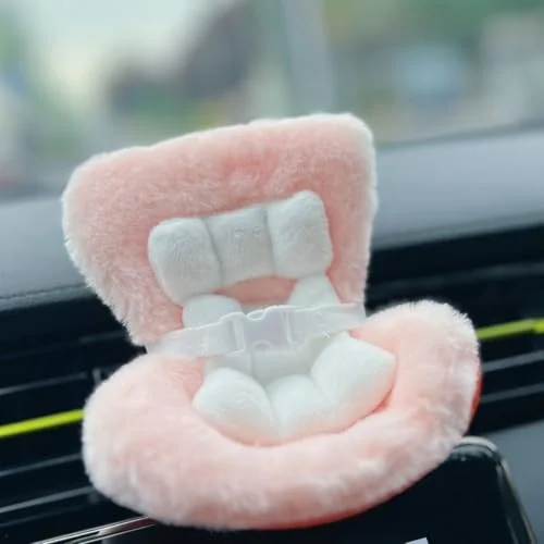 Siège Auto Labubu Ezcora pour Poupées de 10-17cm, Labubu S'assoit avec Clips de Fixation sur la Grille d'Aération, Inclut un Pied pour Affichage sur Bureau